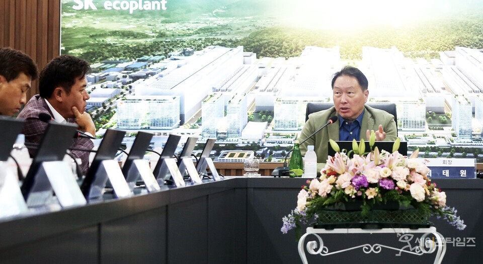 ▲ 최태원 SK 회장이 15일 경기도 용인시 원삼면에 위치한 용인 반도체 클러스터 현장사무소에서 박정호 SK하이닉스 대표이사, 곽노정 사장(사진 오른쪽부터)이 참석한 가운데 관계자들을 격려하고 있다. ⓒ SK하이닉스