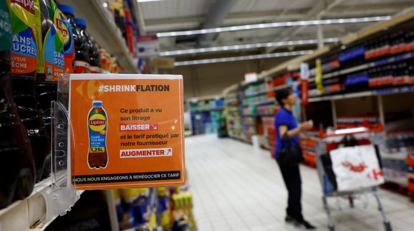 ▲ 프랑스 까르푸 매장에 펩시코의 아이스티 브랜드 립톤 제품에 용량이 줄어들었다는 안내문이 붙어있다. ⓒ 로이터 통신