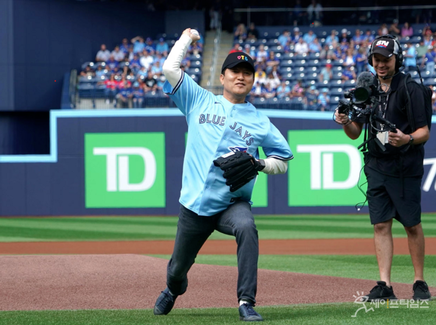 ▲ 오세훈 서울시장이 캐나다 토론토 블루제이스와 보스턴 레드삭스의 경기에서 시구를 하고 있다. ⓒ 서울시