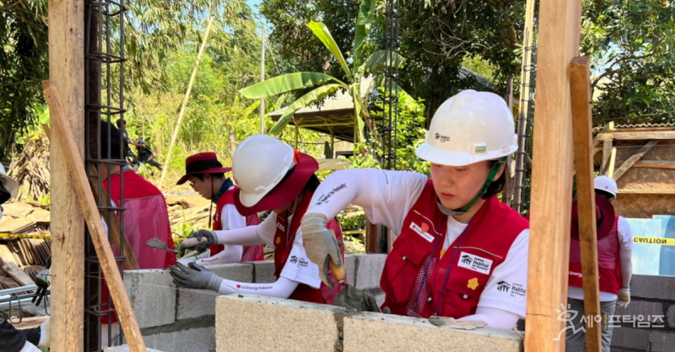 ▲ LG에너지솔루션 임직원들이 인도네시아 카라왕시 와나자야 마을에서 건축 봉사활동을 하고 있다. ⓒ LG엔솔