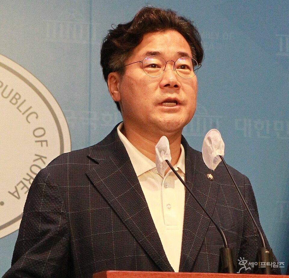 ▲ 박찬대 더불어민주당 의원이 19일 국회 소통관에서 열린 검찰 탄핵안 발의와 관련한 기자회견에서 발언하고 있다. ⓒ 김주헌 기자