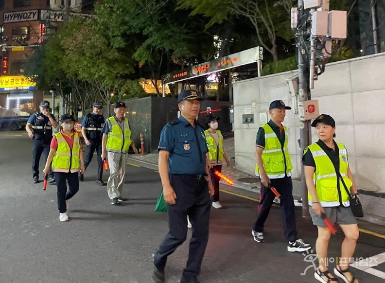 ▲ 경찰 관계자들이 서울 강남구 신사동 일대에서 야간순찰을 하고 있다. ⓒ 서울시의회