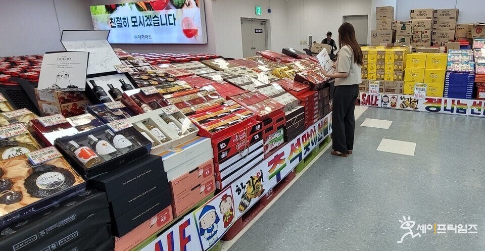  ▲ 충남도 관계자가 매장에 진열된 추석 상품을 보며 과대포장에 대한 점검을 하고 있다. ⓒ 충남도