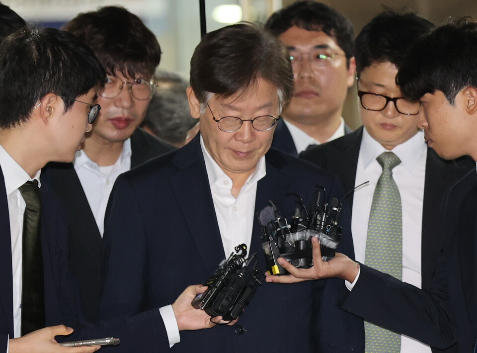 ▲ 이재명 더불어민주당 대표가 26일 오후 서울중앙지법에서 열린 구속 전 피의자 심문(영장심사)을 마친 뒤 법원을 나서고 있다. ⓒ 연합뉴스