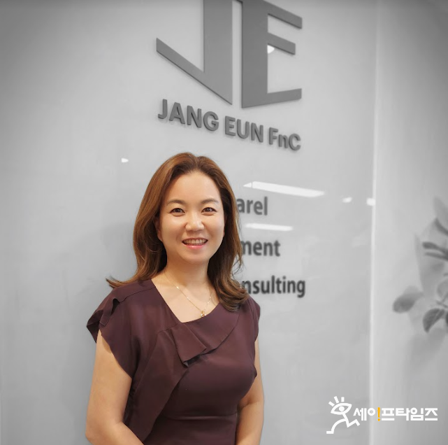 ▲ Prior to the interview with SafeTimes at the 8th-floor office of DM Grace in Bangbae-dong, Seoul, Jang Eun Jung, CEO of Jang Eun FnC, struck a pose in front of the company logo, which represents a sewing machine needle in the shape of a deer's hoof (JE). ⓒ Reporter Kim Ju-heon