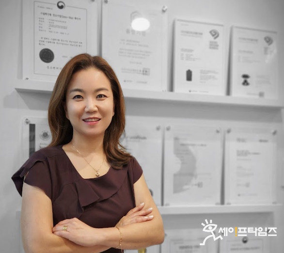 ▲ Prior to the interview with Safe Times, Jang Eun Jung, CEO of Jang Eun FnC, strikes a pose in front of various patents and certifications at the 8th-floor office of DM Grace in Seocho-gu, Seoul. ⓒ Reporter Kim Ju-heon