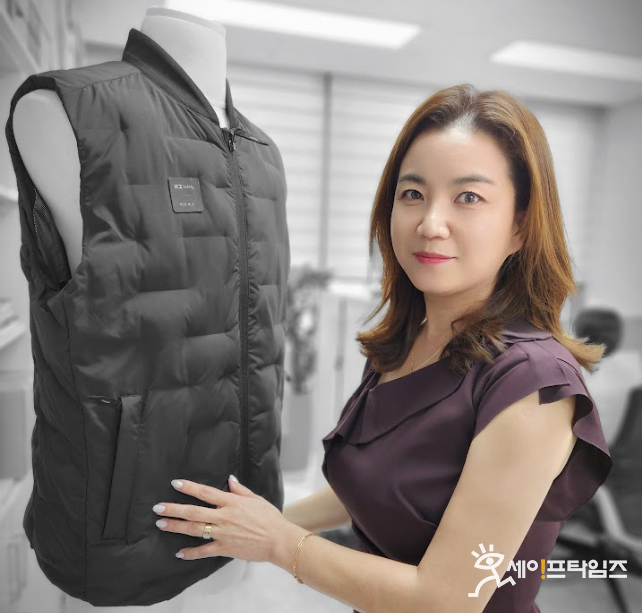 ▲ Jang Eun Jung, CEO of Jang Eun FnC, is explaining the heating vest to be exhibited at A+A. ⓒ Reporter Kim Ju-heon
