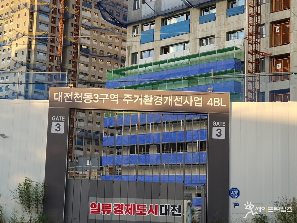   ▲ 올해의 우수 공사장으로 선정된 천동3구역 주거환경개선사업 4BL 공동주택 신축현장. ⓒ 오선이 기자