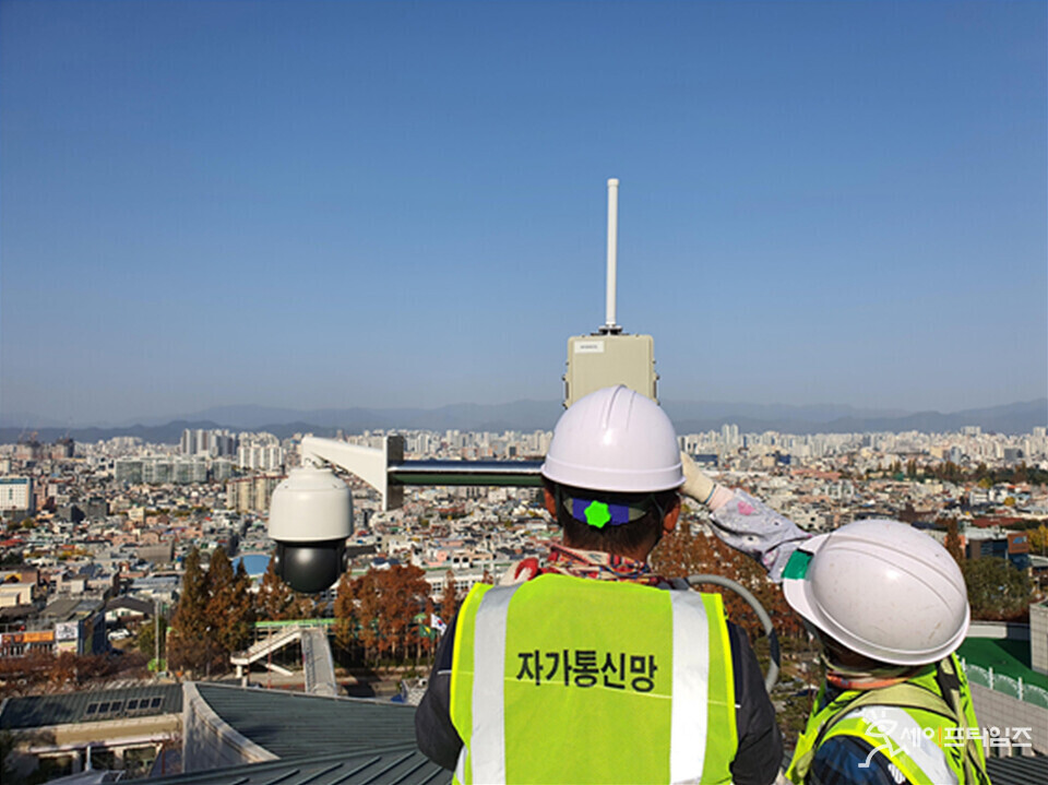 ▲ 대구시 관계자들이 대구형 사물인터넷(IoT) 전용 LoRa자가통신망을 구축하고 있다. ⓒ 대구시