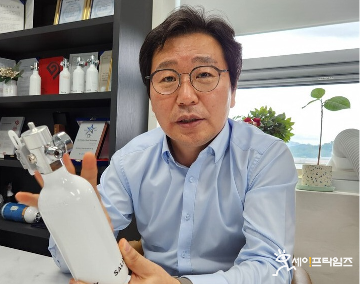 ▲ Lee Sung-woo, CEO von Salix, erklärt in einem Interview mit SafeTimes am Hauptsitz in Haengsin-dong, Goyang, Provinz Gyeonggi, das Sauerstoff-Beatmungsgerät ANYSCAPE, mit dem man 30 Minuten lang atmen kann. ⓒ Goyang/Reporter Kim Ju-heon