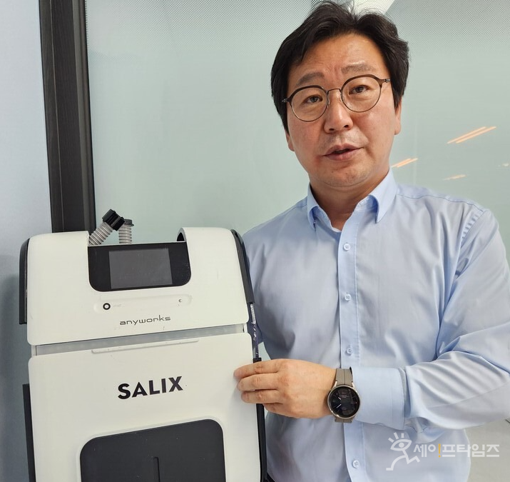 ▲ Lee Sung-woo, CEO von Salix, stellt in einem Interview mit SafeTimes am Hauptsitz in Haengsin-dong, Goyang, Provinz Gyeonggi, die Produkte vor, die er auf „A+A“ ausstellen wird. ⓒ Goyang/Reporter Kim Ju-heon