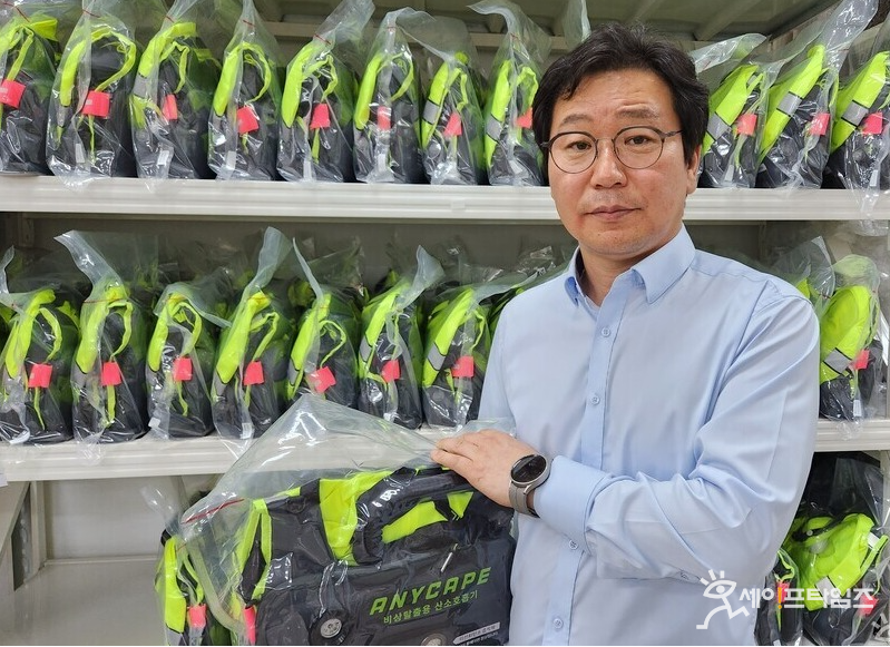 ▲ Lee Sung-woo, CEO von Salix, erklärt ANYSCAPE Sauerstoff-Beatmungsgeräte, die kurz vor der Auslieferung aus der Fabrik im ersten Stock des Hauptsitzes in Haengshin-dong, Goyang, Gyeonggi-do, Südkorea stehen. ⓒ Goyang/Reporter Kim Ju-heon