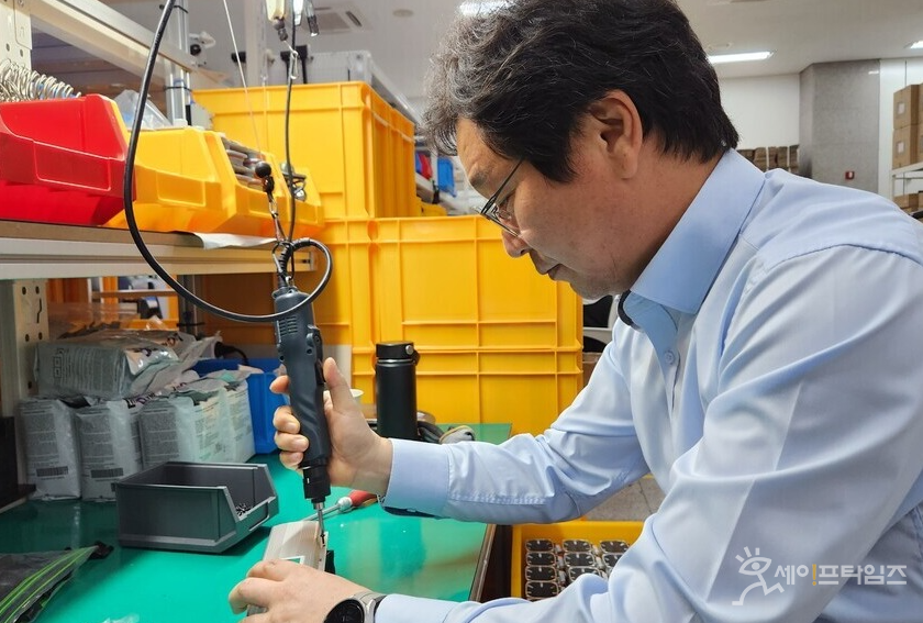 ▲ Lee Sung-woo, CEO von Salix, bei der Demonstration der Herstellung von ANYSCAPE in der Fabrik im ersten Stock des Hauptsitzes in Haengshin-dong, Goyang, Provinz Gyeonggi. ⓒ Goyang/Reporter Kim Ju-heon