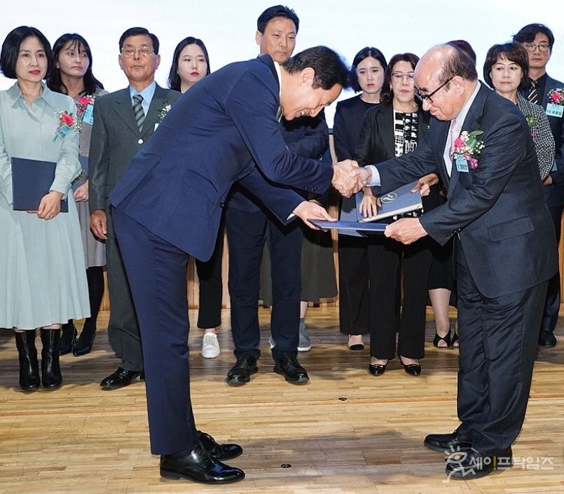 ▲ 오세훈 서울시장이 5일 중구 서울시청에서 열린 제27회 노인의 날 기념식에서 참석해 어르신께 표창장을 수여하고 있다. ⓒ 서울시