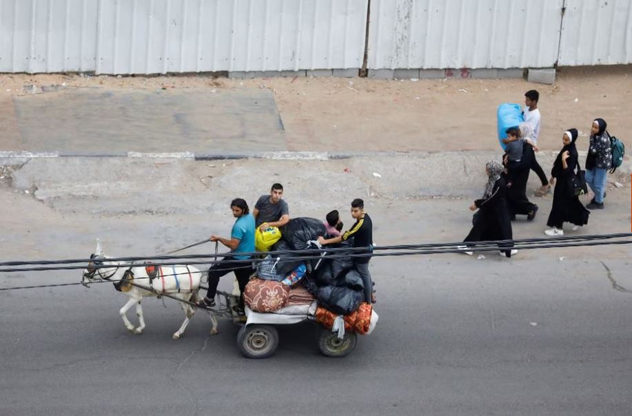 ▲ 10일(현지시간) 가자지구에 대한 이스라엘의 공격으로 팔레스타인 시민들이 도시에서 피난하고 있다. ⓒ 로이터통신