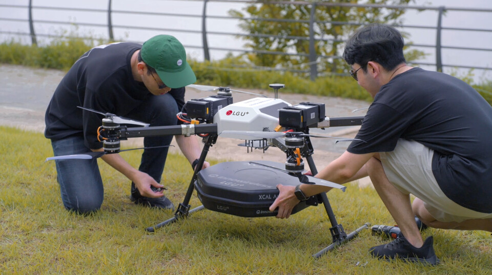 ▲ LG유플러스와 이노와이어리스 직원들이 상공망 품질 측정 통합 솔루션 관련 기능을 검증하고 있다. ⓒ LG유플러스