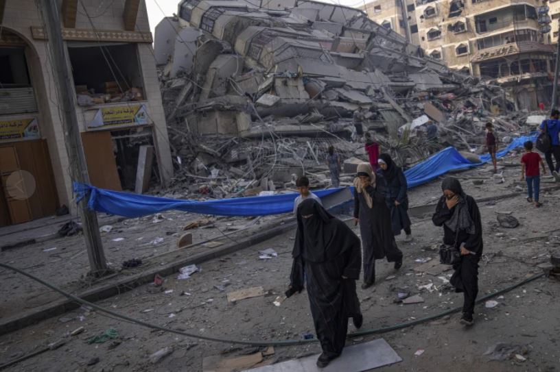 ▲ 지난 8일 가자지구 주민들이 이스라엘의 폭격으로 폐허로 변한 도시 속에서 피난처를 찾아 이동하고 있다. ⓒ AP 통신