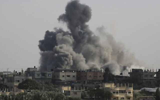 ▲ 지난 10일 이스라엘이 이집트와 가자지구 국경에 위치한 라파 지역을 폭격했다. ⓒ AP통신