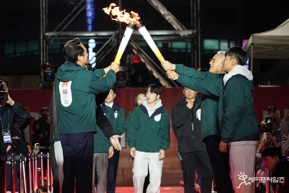 ▲ 오세훈 서울시장(왼쪽)이 유인촌 문화체육관광부 장관(오른쪽 두번째)에게 2024 강원 동계청소년올림픽 성화봉을 전달하고 있다. ⓒ 서울시