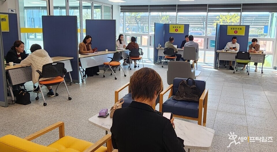 ▲ 충북 보은군 맞춤형일자리 구인구직 만남의 날 행사에 참여자들이 현장 면접과 일자리 희망등록을 하고 있다. ⓒ 보은군