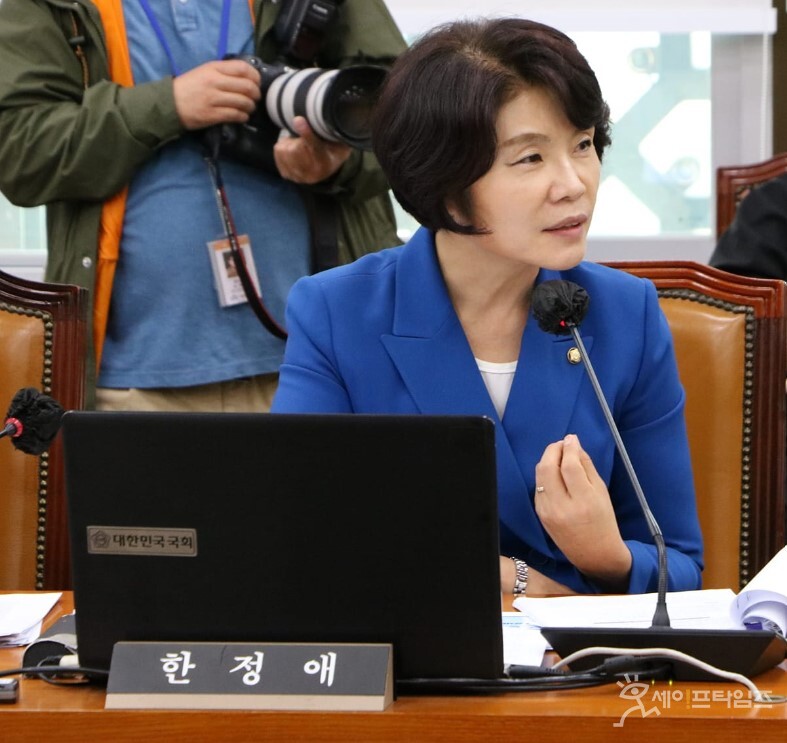 ▲ 한정애 더불어민주당 의원이 국회 보건복지위원회 국정감사에 참석해 조규홍 보건복지부 장관에게 질의하고 있다. ⓒ 의원실