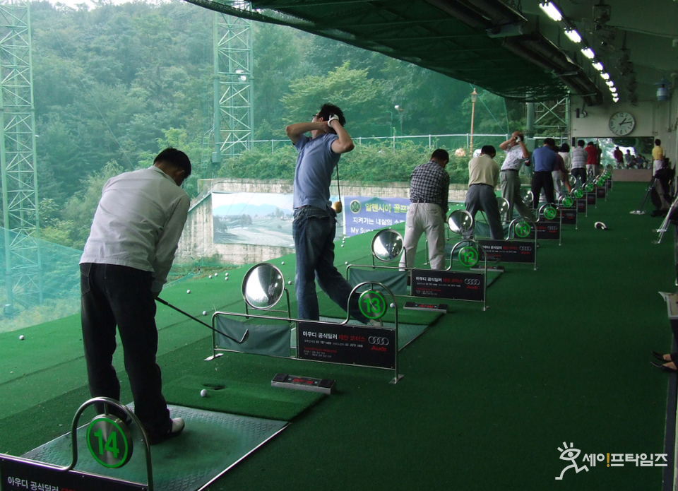 ▲ 서울 성북구도시관리공단 북악골프연습장에서 주민들이 골프연습을 하고 있다. ⓒ 성북구도시관리공단