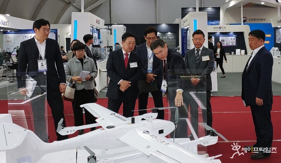  ▲ 이장우 대전시장이 서울ADEX 에 참여해 관계자에게 설명을 듣고 있다. ⓒ 대전시