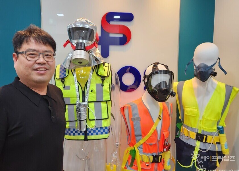 ▲ CHEOLSEUNG KIM, CEO of Filos, explains the oxygen supply mask displayed in front of the company. ⓒ Reporter Kim Ju-heon