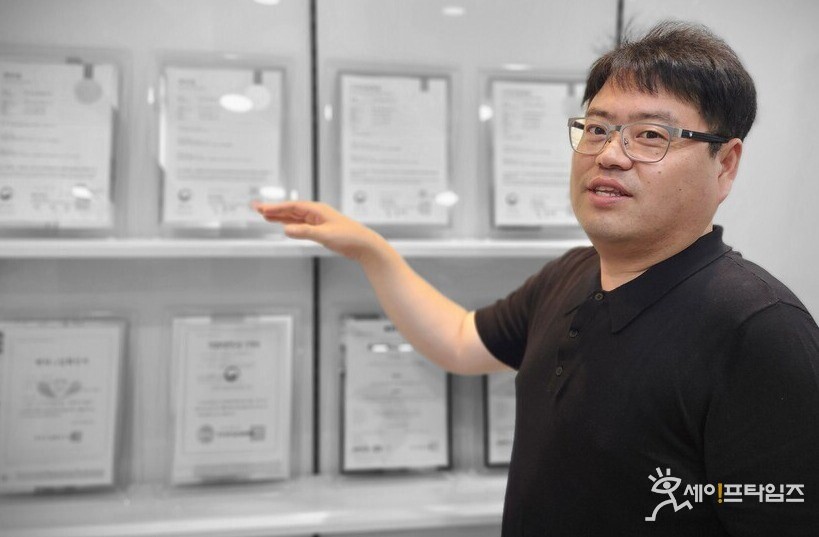 ▲ CHEOLSEUNG KIM, CEO of Filos, explains various patents and certificates to the Safe Times reporters. ⓒ Reporter Kim Ju-heon