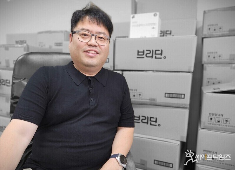 ▲ CHEOLSEUNG KIM, CEO of Filos, poses in front of finished products that are set to be delivered to public institutions to the Safe Times reporters. ⓒ Reporter Kim Ju-heon