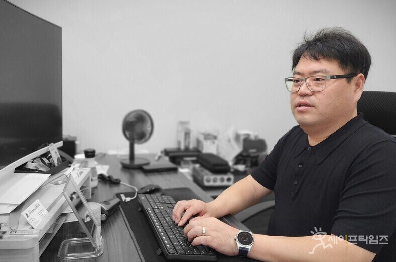 ▲ CHEOLSEUNG KIM, CEO of Filos, is sending an email responding to a product purchase estimate sent from a public institution. ⓒ Reporter Kim Ju-heon