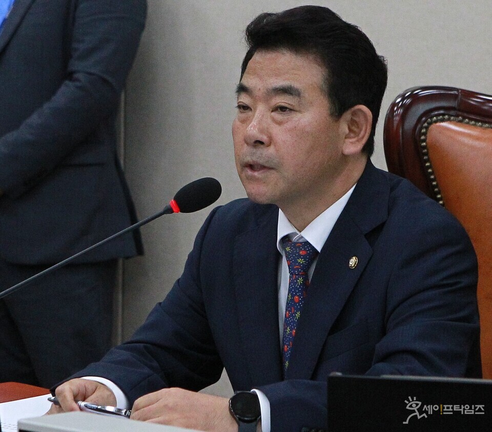 ▲ 박정 환경노동위원장이 19일 국회 본관에서 열린 국정감사에서 발언하고 있다. ⓒ 김주헌 기자