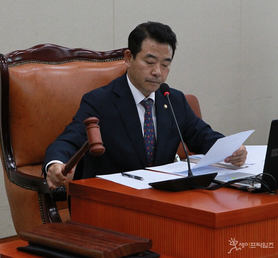 ▲ 박정 환경노동위원장이 19일 국회 본관에서 열린 국정감사에서 의사봉을 두드리고 있다. ⓒ 김주헌 기자