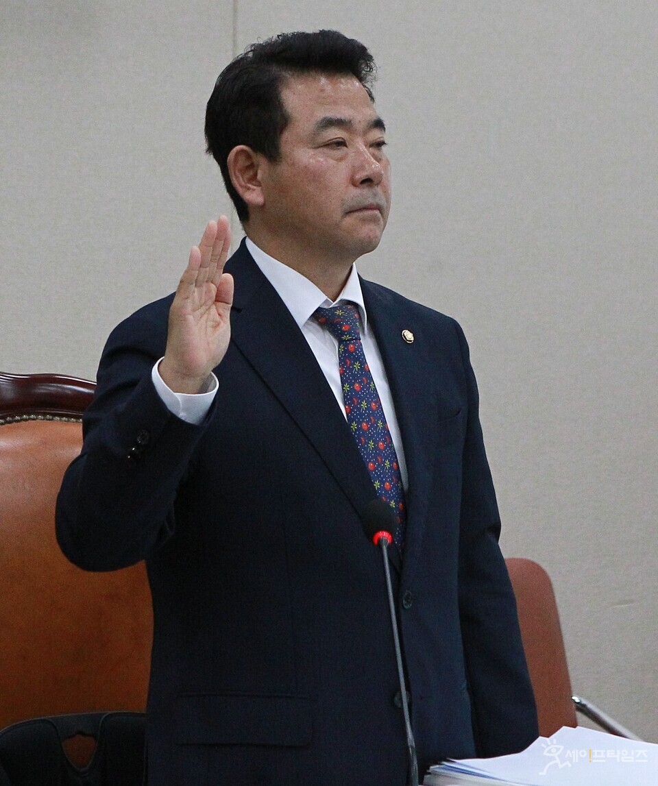 ▲ 박정 환경노동위원장이 19일 국회 본관에서 열린 국정감사에서 증인에 대한 선서를 하고 있다. ⓒ 김주헌 기자