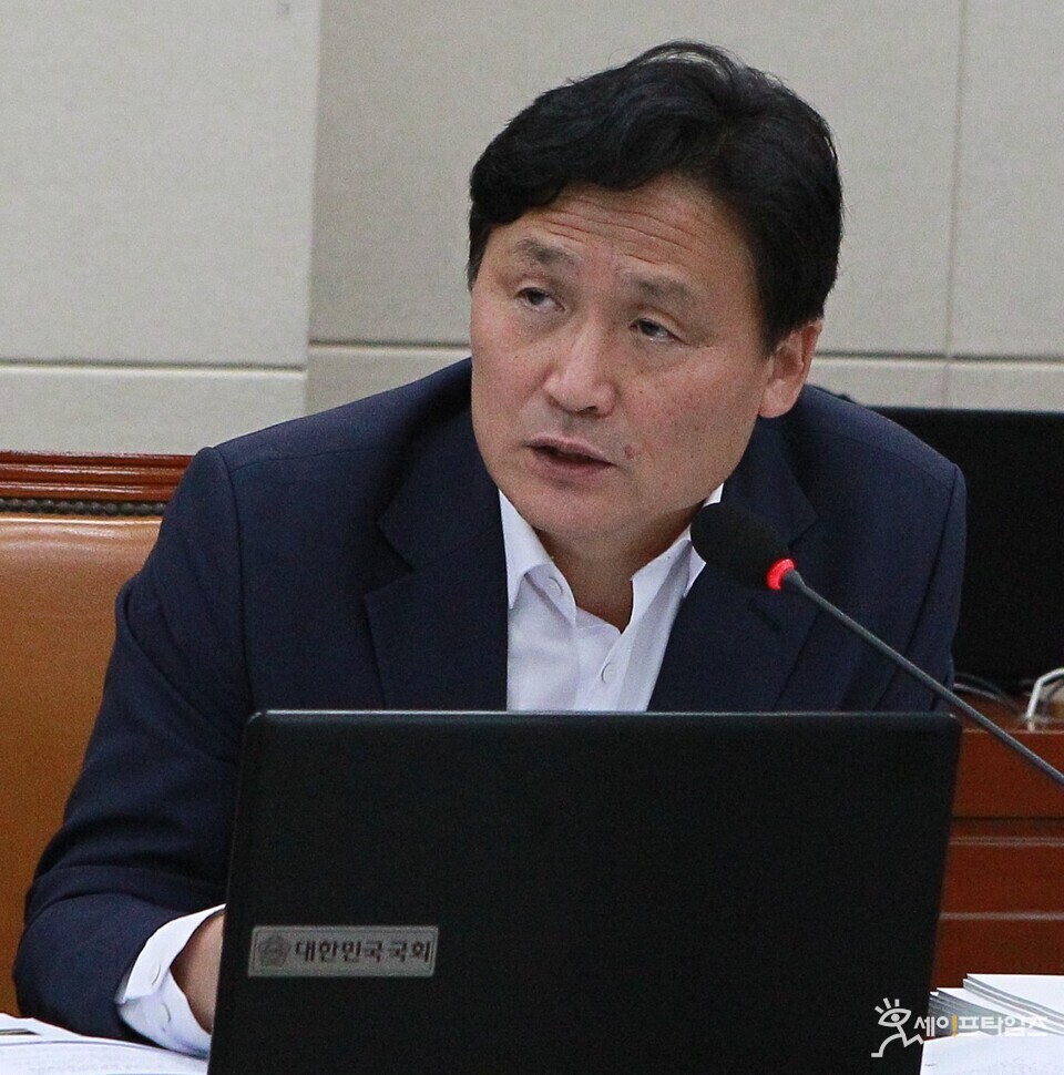 ▲ 김영진 더불어민주당 의원이 19일 국회 본관에서 열린 국정감사에서 질의하고 있다. ⓒ 김주헌 기자