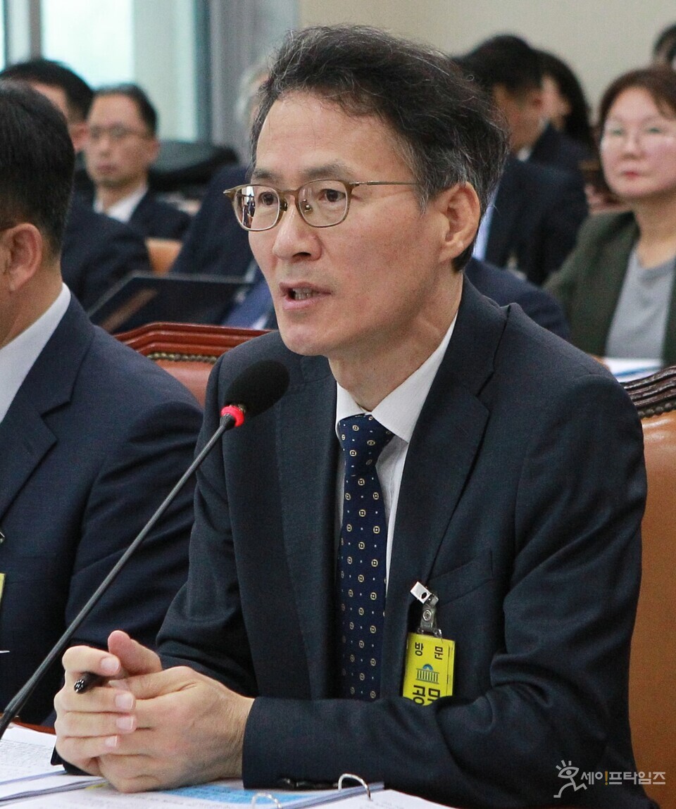 ▲ 조희송 금강유역환경청장이 19일 국회 본관에서 열린 국정감사에서 질의에 답하고 있다. ⓒ 김주헌 기자