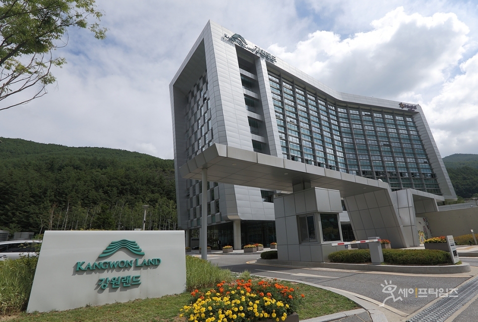 ▲ 강원랜드가 루지 부지 지반의 균열을 확인하고 사업 적합성을 판단하고 있다. ⓒ 강원랜드