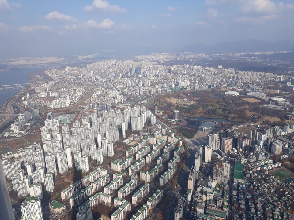▲ 서울 롯데타워에서 내려다본 송파구의 날씨가 흐리다. ⓒ 강현택 기자