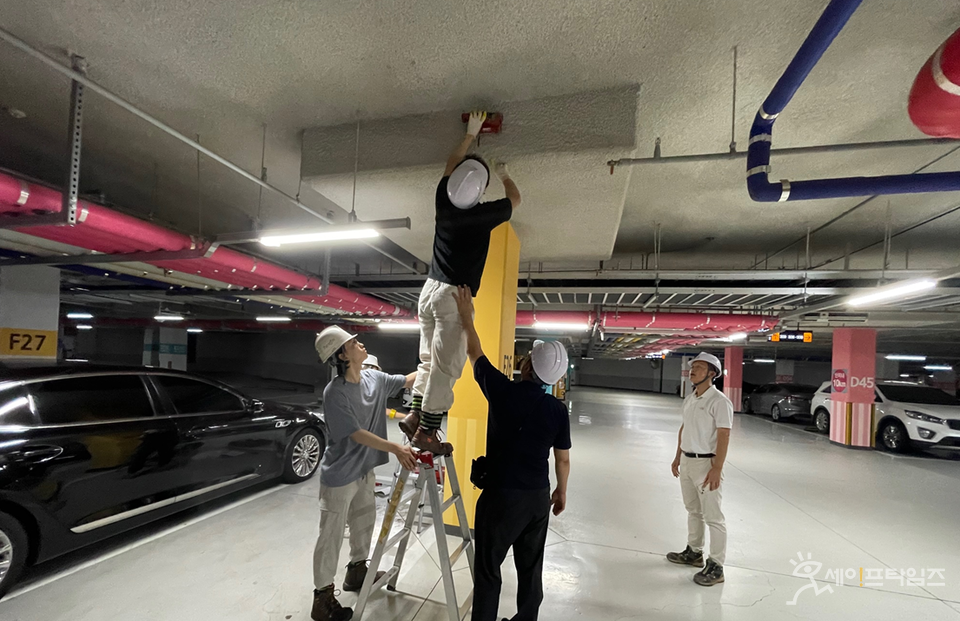 ▲ 안전진단전문기관 관계자들이 무량판구조 아파트인 서울 구로구 항동4단지 지하주차장에서 철근탐사 긴급안전점검을 하고 있다. ⓒ 서울주택도시공사