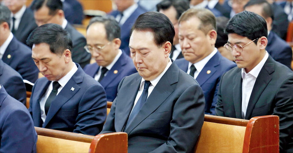 ▲ 윤석열 대통령이 29일 서울 성북구 영암교회에서 진행된 추도 예배에 참석해 기도하고 있다. ⓒ 대통령실