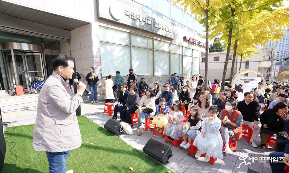 ▲ 이승로 서울 성북구청장(왼쪽)이 삼양로 길음청년창업거리 2023 두근두근 별길마켓 행사에서 인사말을 전하고 있다. ⓒ 성북구