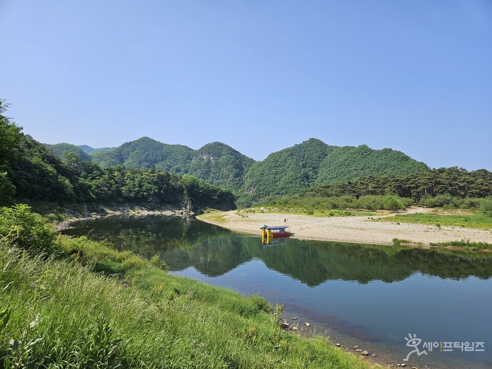 ▲ 강원 영월군 청령포의 강물 위로 맑은 하늘이 펼쳐져 있다. ⓒ 민경환 기자