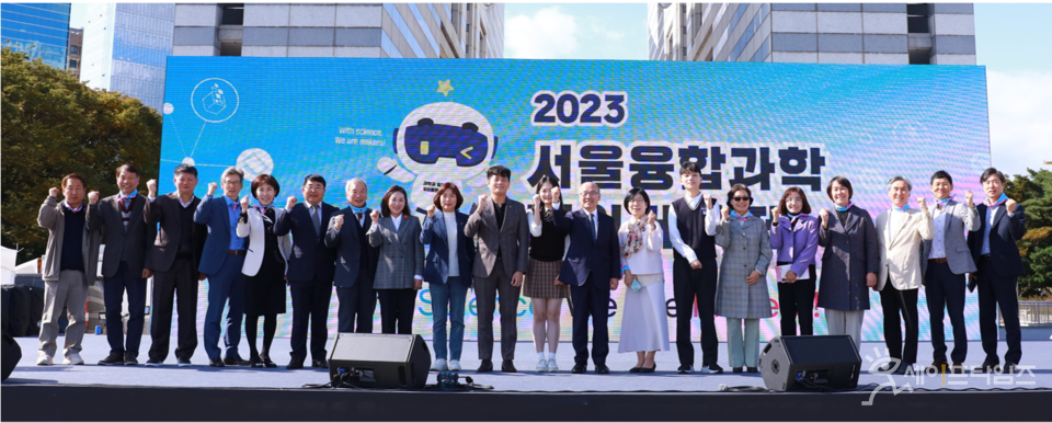 ▲ 이새날 서울시의원(왼쪽 아홉번째)이 2023 서울융합과학·메이커 축제에 참여하고 있다. ⓒ 서울시의회