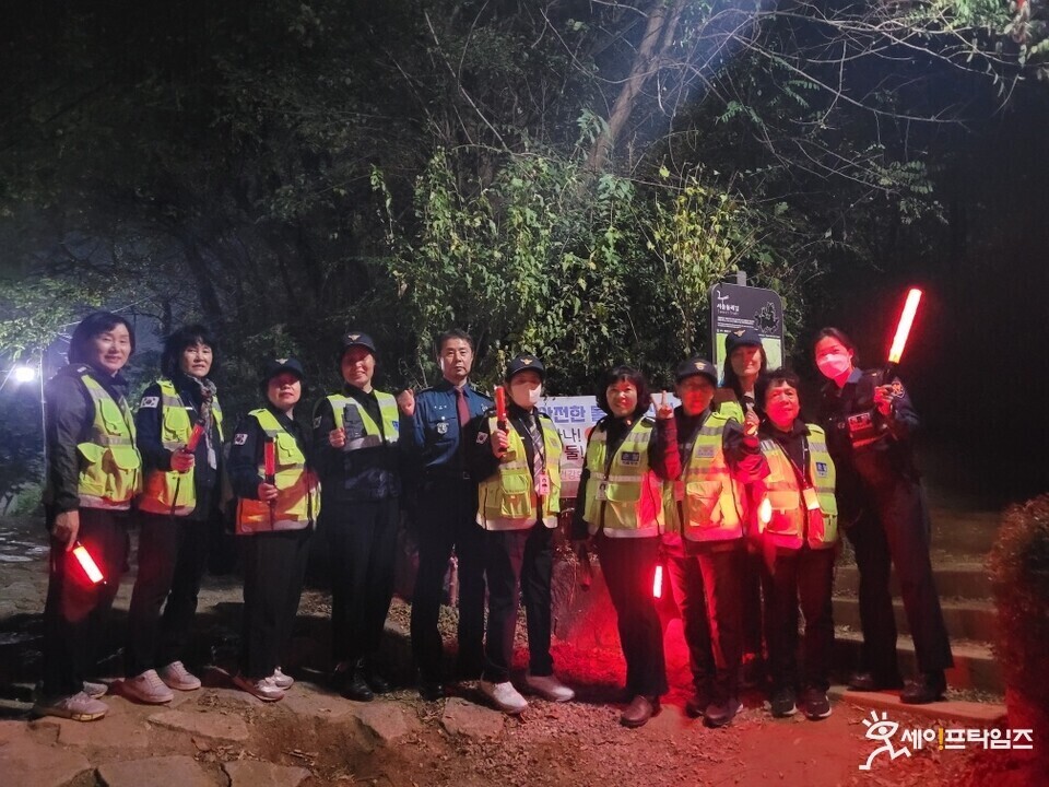 ▲ 류재광 서울 강동경찰서 고덕파출소장(가운데)이 민경 야간합동 순찰을 하고 있다. ⓒ 강동경찰서