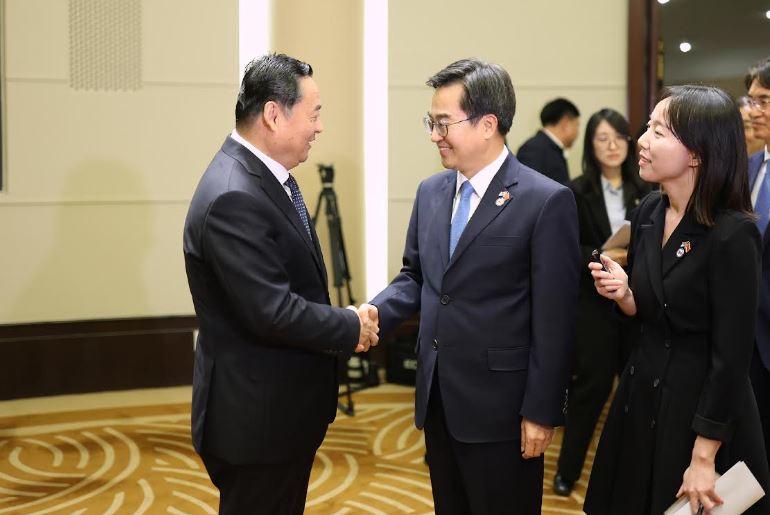 ▲ 김동연 경기지사(왼쪽 두번째)가 지난달 31일 중국 랴오닝성인민정부 영빈관에서 하오펑 랴오닝성 당서기(왼쪽 첫번째)와 인사를 나누고 있다.