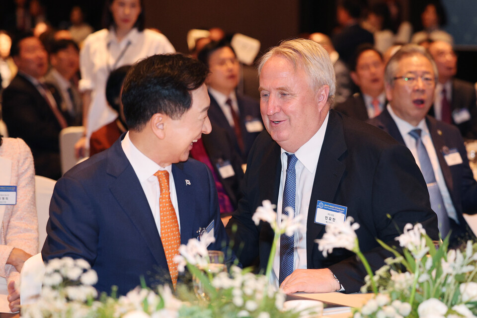 ▲ 국민의힘 김기현 대표(왼쪽)와 인요한 혁신위원장이 지난달 31일 오전 서울의 한 호텔에서 열린 제55회 대한민국 국가조찬기도회에서 대화를 나누고 있다. ⓒ 연합뉴스