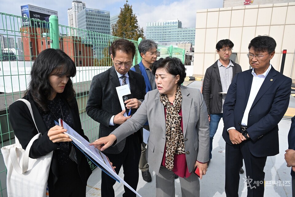  ▲ 김영옥 서울시의원(왼쪽 네번째)과 특별위원회 위원들이 국가철도 지상구간 현장을 방문해 사업 추진 관련 질의하고 있다. ⓒ 서울시의회