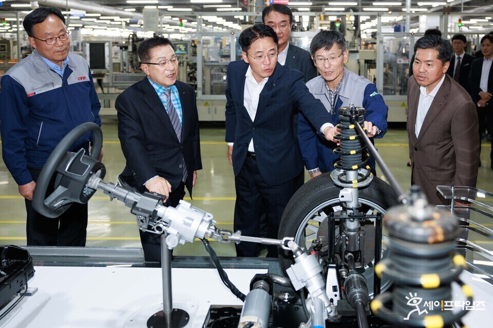 ▲ 이석용 NH농협은행장(가운데)이 친환경 미래 모빌리티 분야 선도기업인 CTR을 방문해 생산현장을 살펴보고 있다.  ⓒ NH농협은행