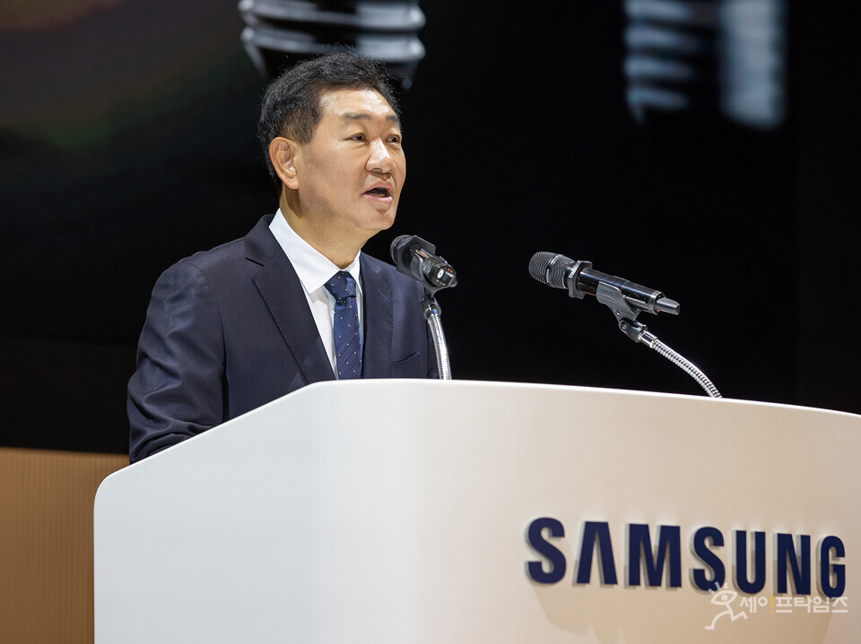 ▲ 한종희 삼성전자 부회장이 창립 54주년 기념식에 참석해 지속가능경영의 중요성에 대해 발표하고 있다. ⓒ 삼성전자