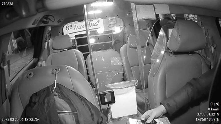 ▲ 장애인콜택시 운전기사가 주요소에서 받은 과자와 적립용 카드를 차에 놓는 장면이 블랙백스에 포착됐다. ⓒ 서울시감사위원회